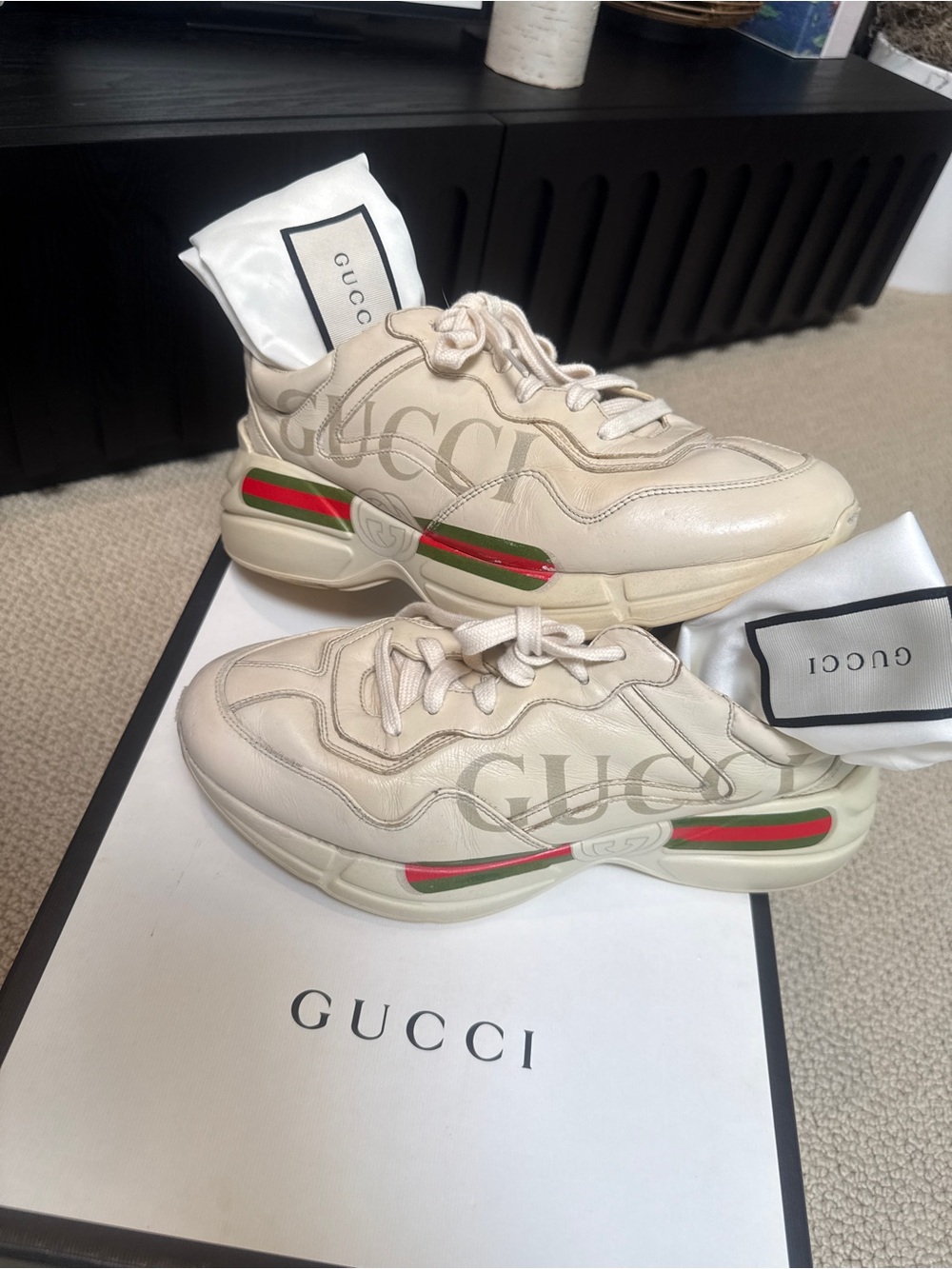 Authentic Gucci Rython leather sneaker Logo Women Sneaker shoe size 40-10M $1150